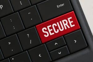 Fortalece tu seguridad en línea con firewalls y antivirus. Aprende cómo estos guardianes virtuales protegen tus dispositivos de amenazas cibernéticas.